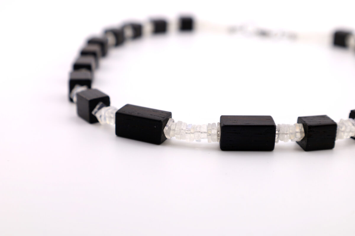 Elegante Würfelkette aus Grenadier und Regenbogenmondstein
