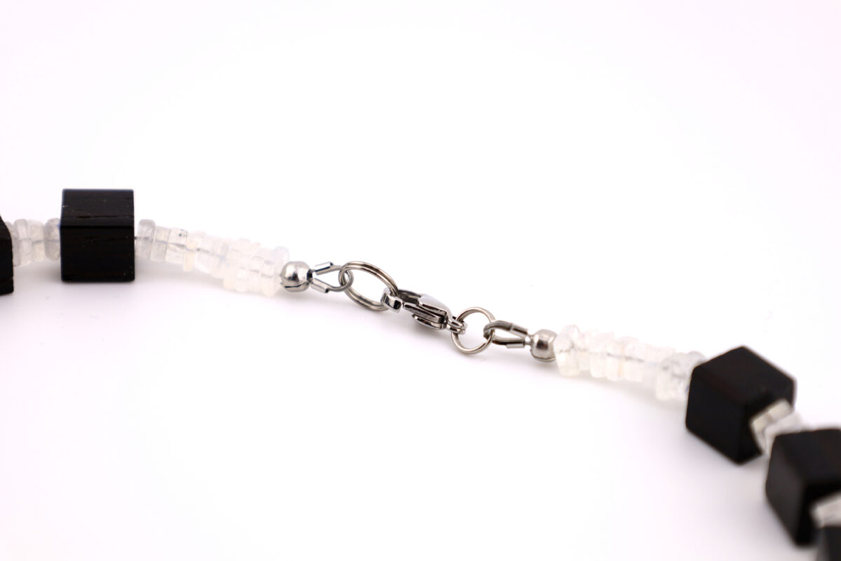 Handgefertigte Würfelkette aus Grenadil und Regenbogenmondstein – Bild 5