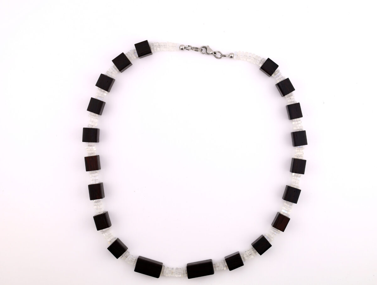 Handgefertigte Würfelkette aus Grenadil und Regenbogenmondstein – Bild 4