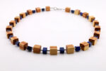 Exklusive Würfelkette aus Rosenholz und Lapislazuli