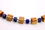 Exklusive Würfelkette aus Rosenholz und Lapislazuli