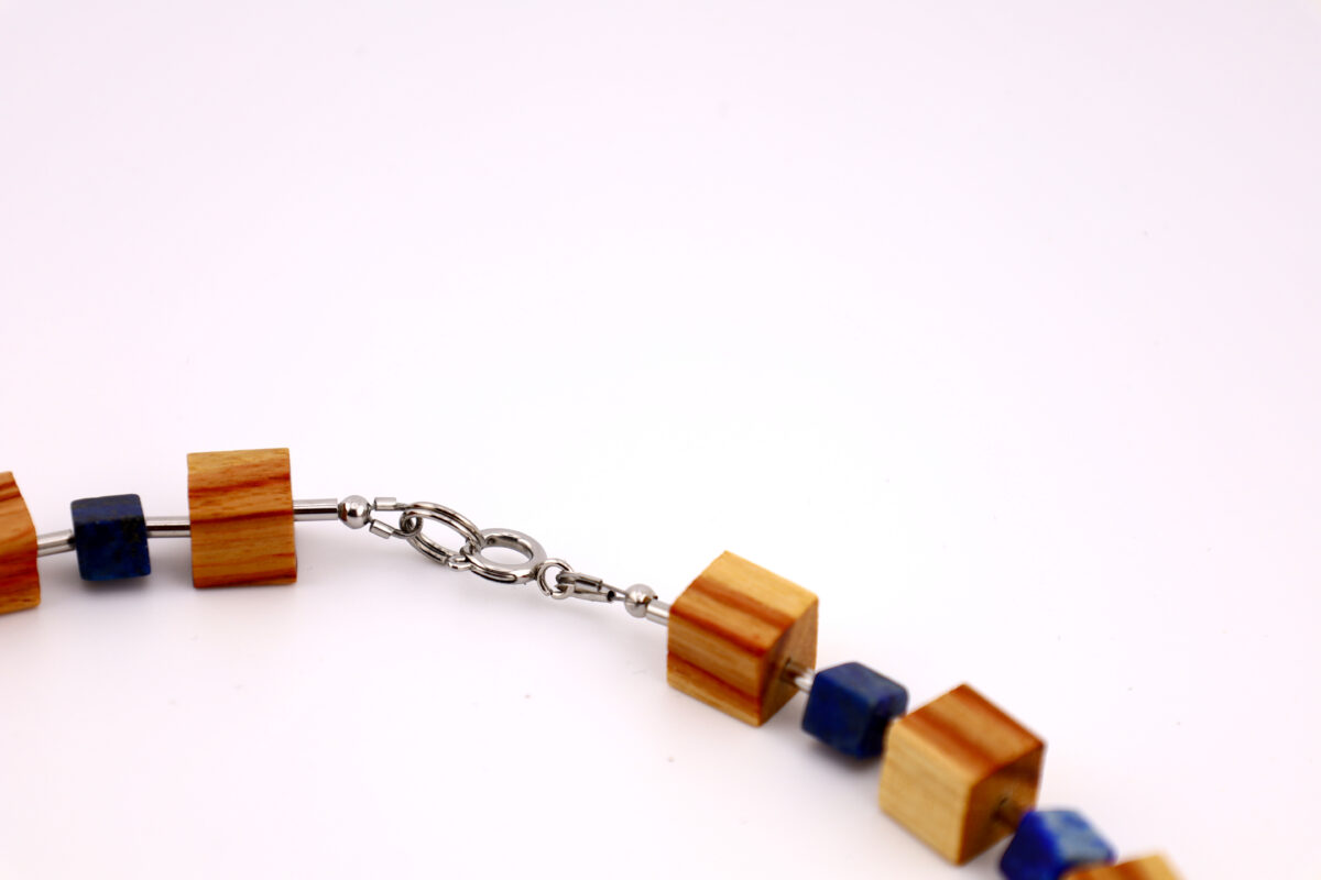 Exklusive Würfelkette aus Rosenholz und Lapislazuli