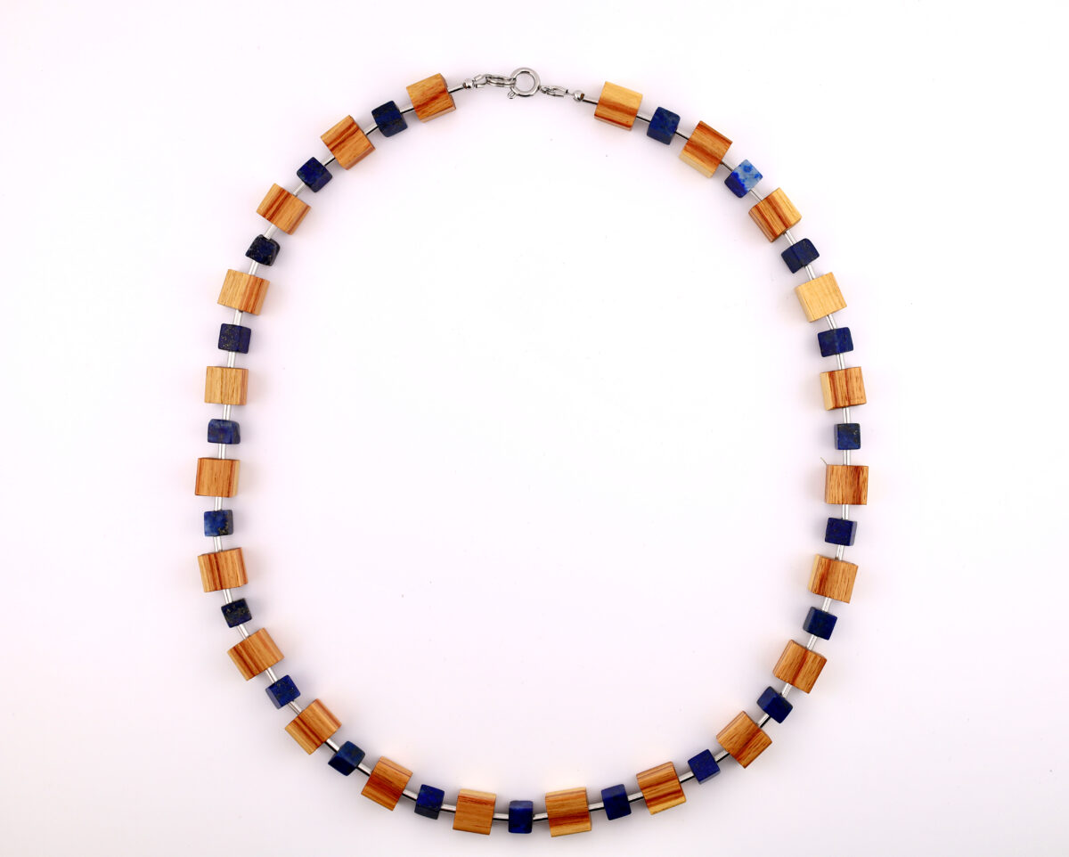 Exklusive Würfelkette aus Rosenholz und Lapislazuli