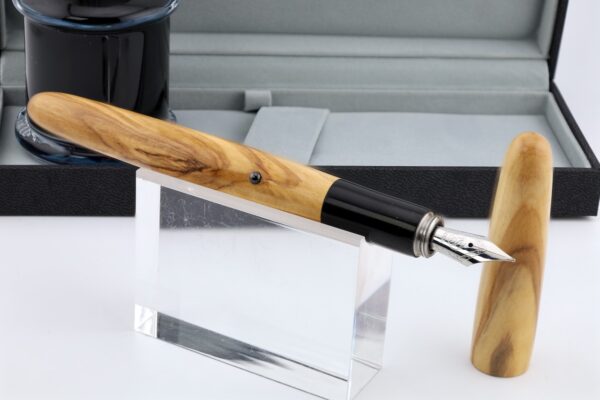 Ergonomischer Füller aus Olivenholz von HotzenArt