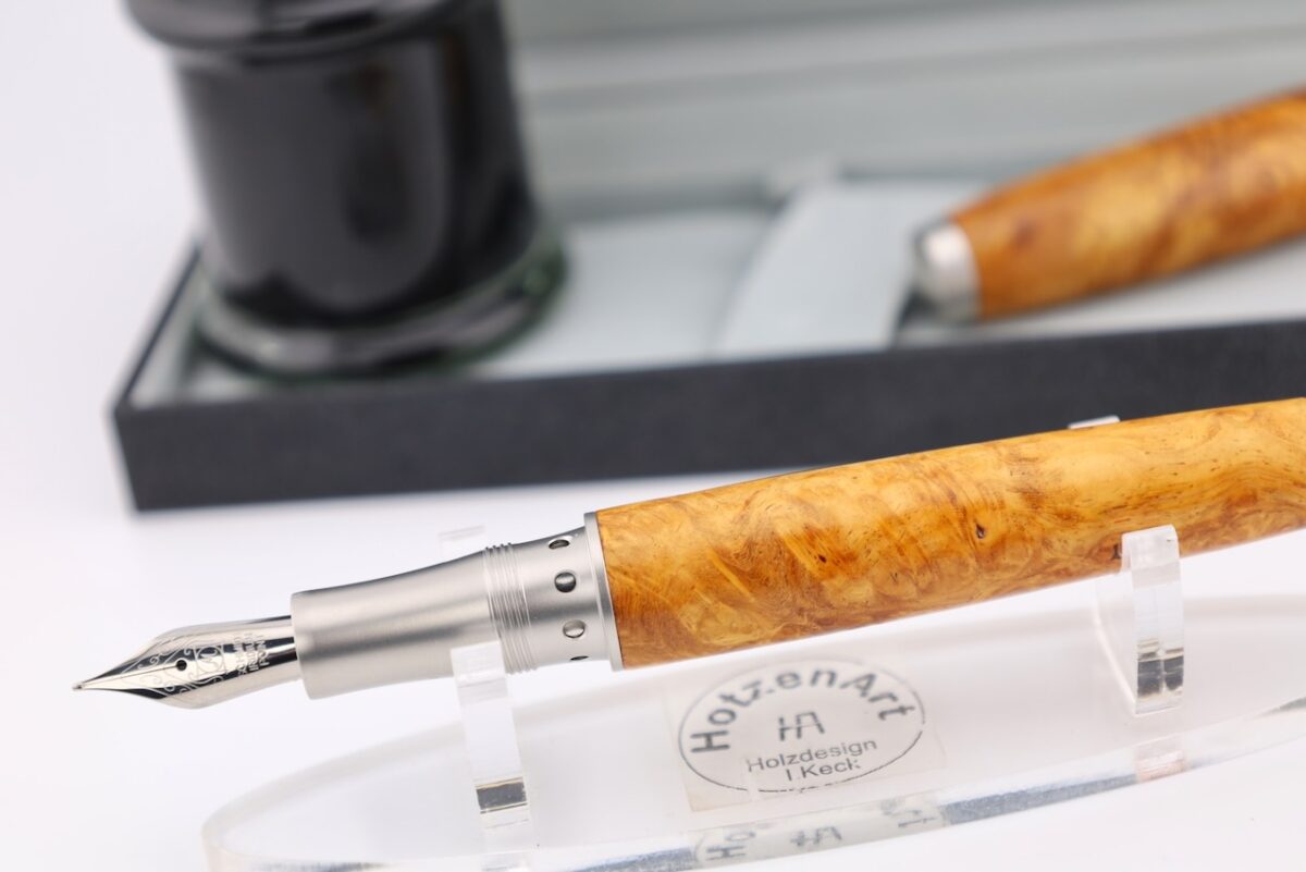 Exklusiver Kolbenfüller aus Edelstahl und Amboina Maserholz