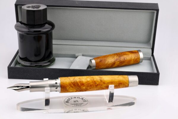 Exklusiver Kolbenfüller aus Edelstahl und Amboina Maserholz